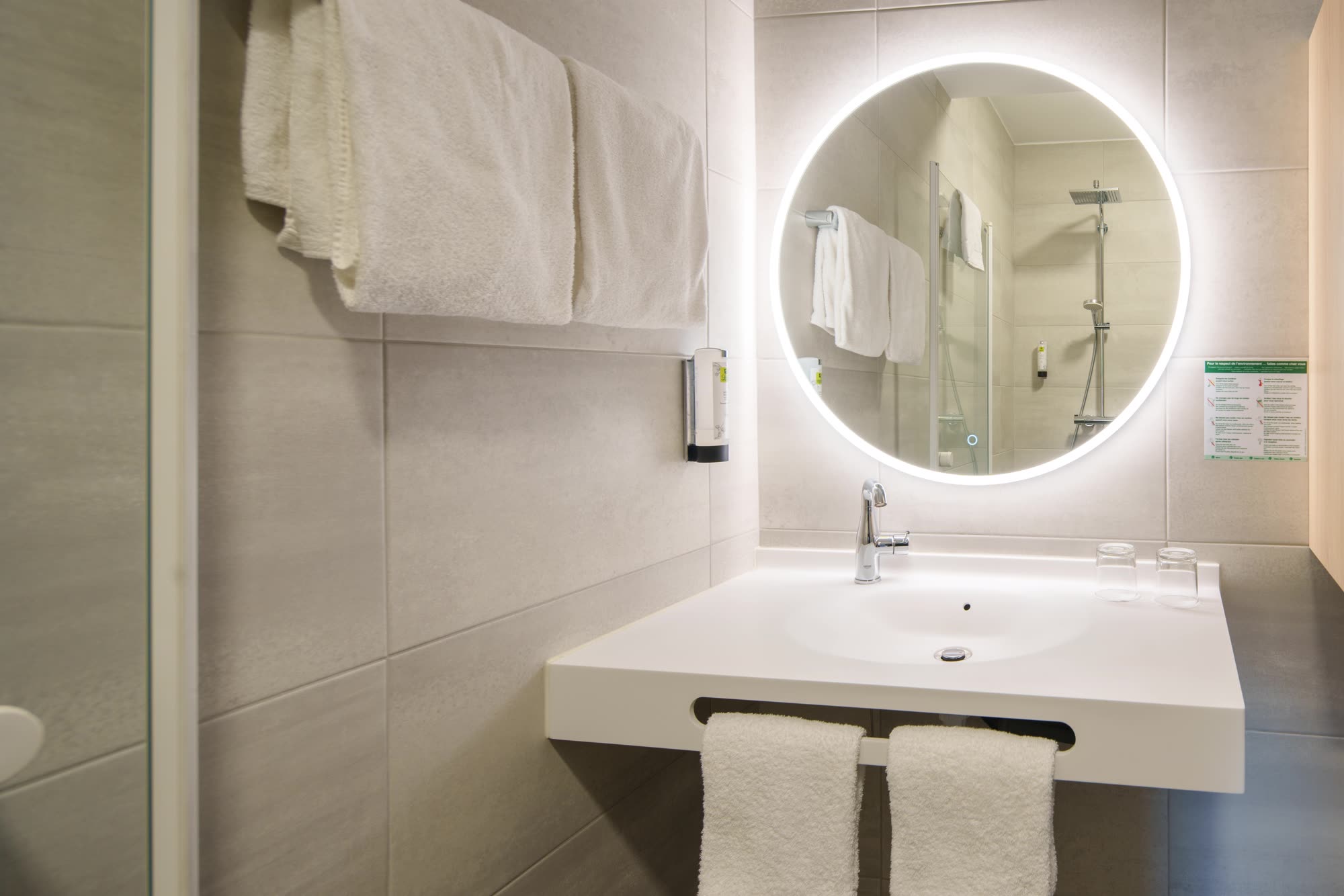 Salle de bain élégante avec miroir rétroéclairé